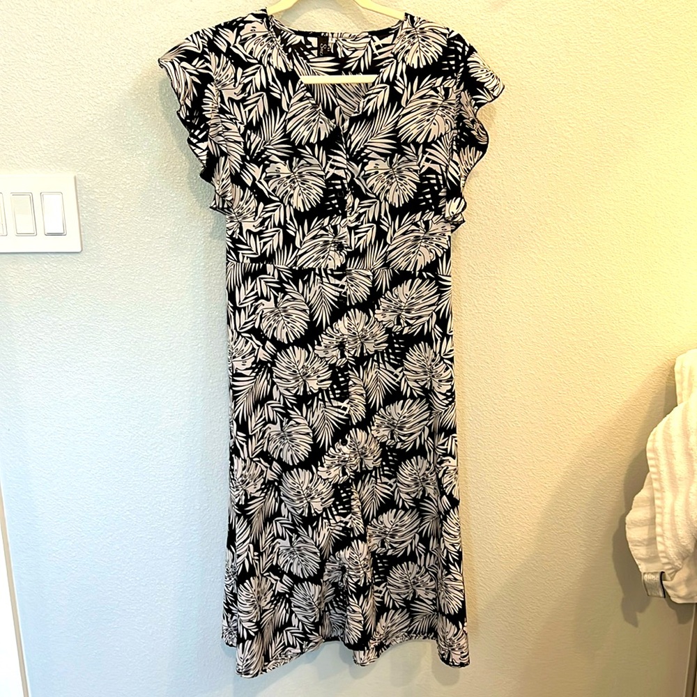 Black-and-white palm, button-down dress